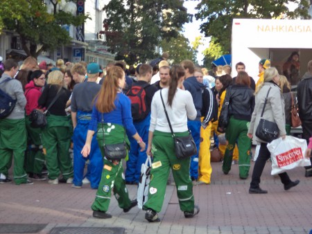 Itt lehet látni néhány sárga és kék kollégát!